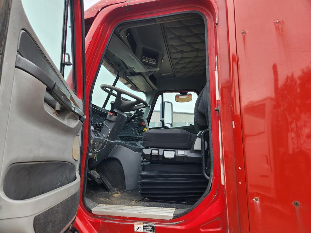 2005 Freightliner Day Cab