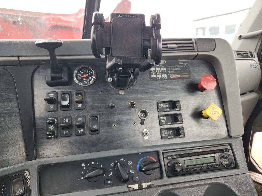 2005 Freightliner Day Cab
