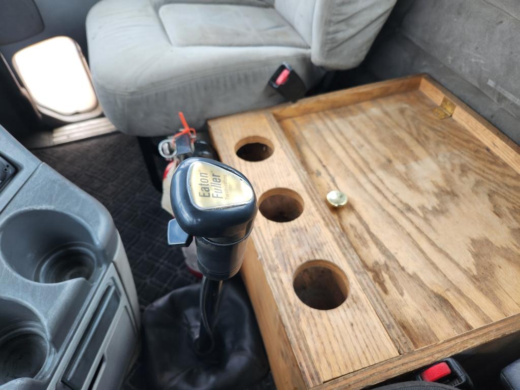 2005 Freightliner Day Cab