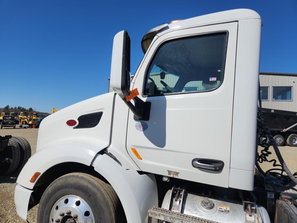 2017 Peterbilt 579 Day Cab Truck Tractor