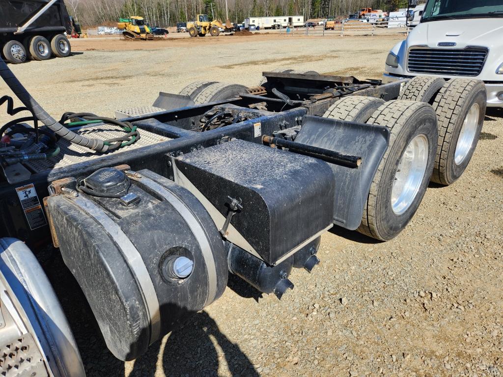 2017 Peterbilt 579 Day Cab Truck Tractor