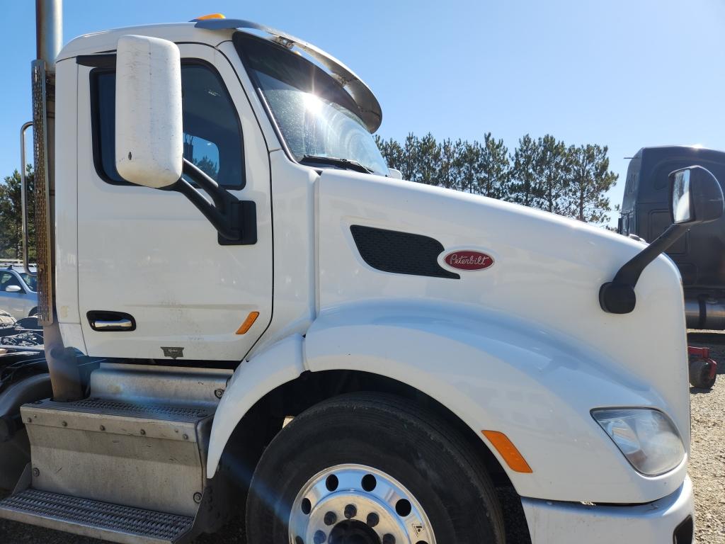 2017 Peterbilt 579 Day Cab Truck Tractor
