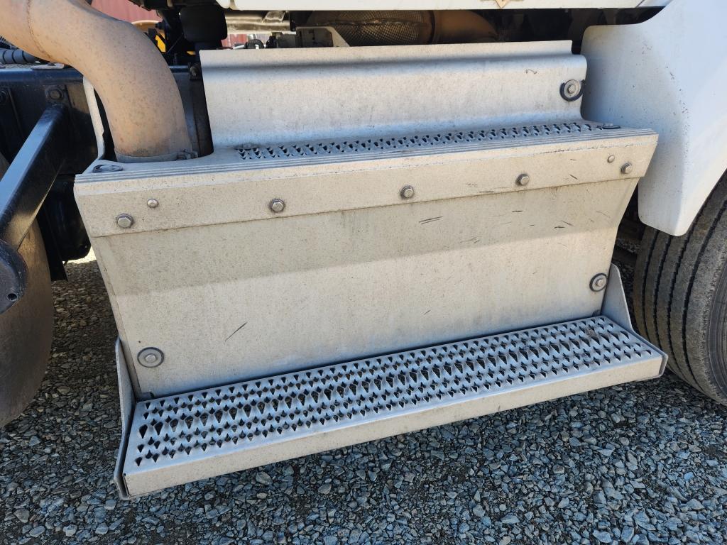 2017 Peterbilt 579 Day Cab Truck Tractor