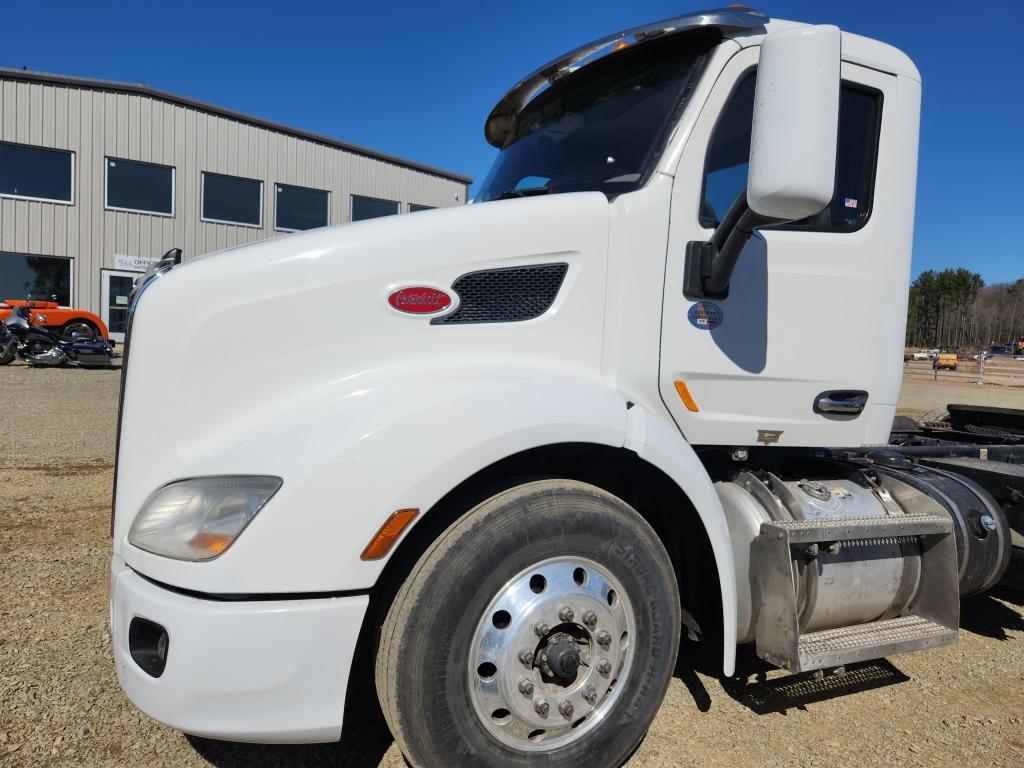 2017 Peterbilt 579 Day Cab Truck Tractor