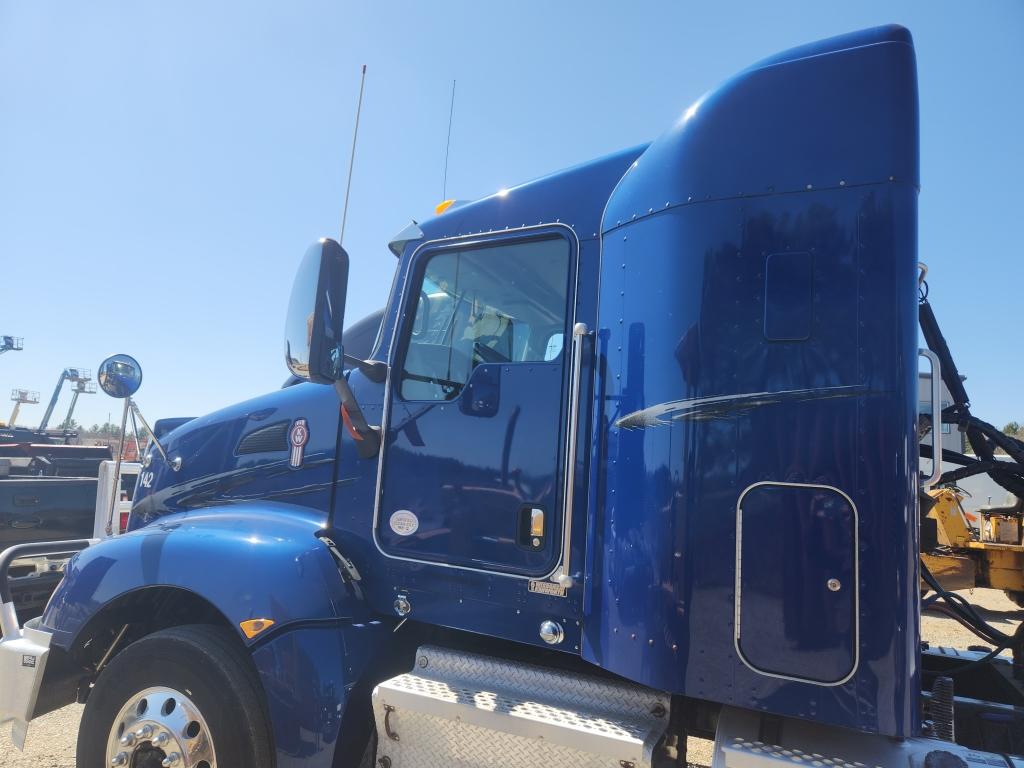 2016 Kenworth T660 Sleeper Cab Truck