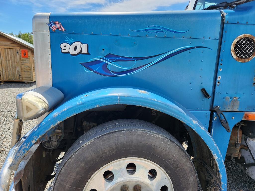 2001 Peterbilt 379 Sleeper Truck Tractor