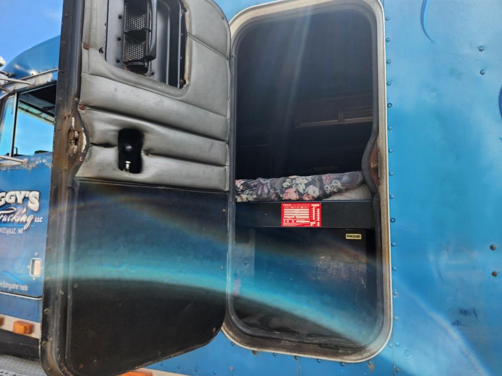 2001 Peterbilt 379 Sleeper Truck Tractor