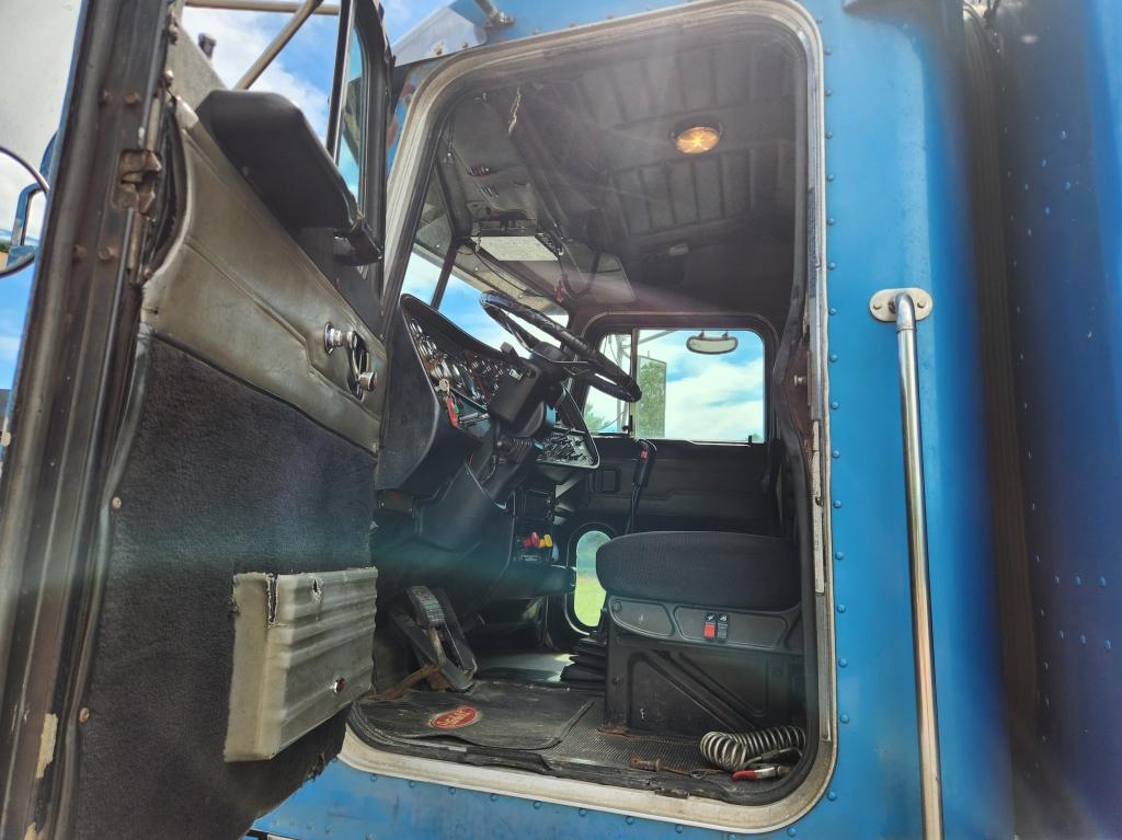 2001 Peterbilt 379 Sleeper Truck Tractor