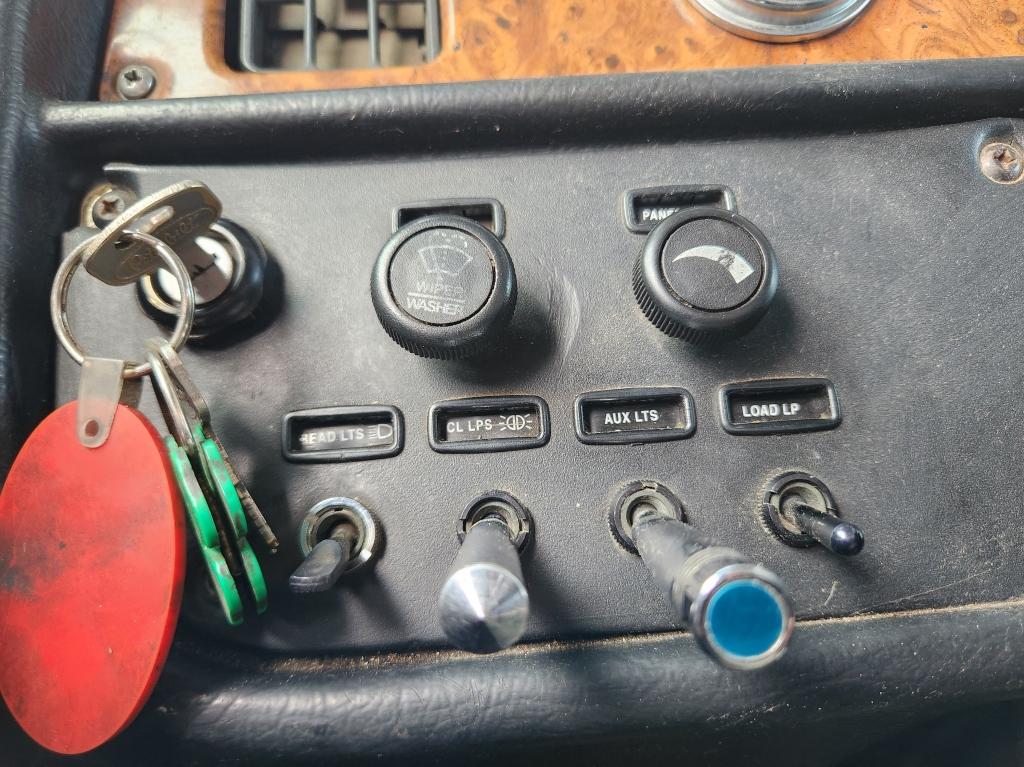 2001 Peterbilt 379 Sleeper Truck Tractor