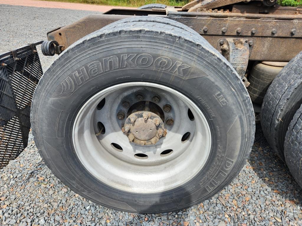 2001 Peterbilt 379 Sleeper Truck Tractor