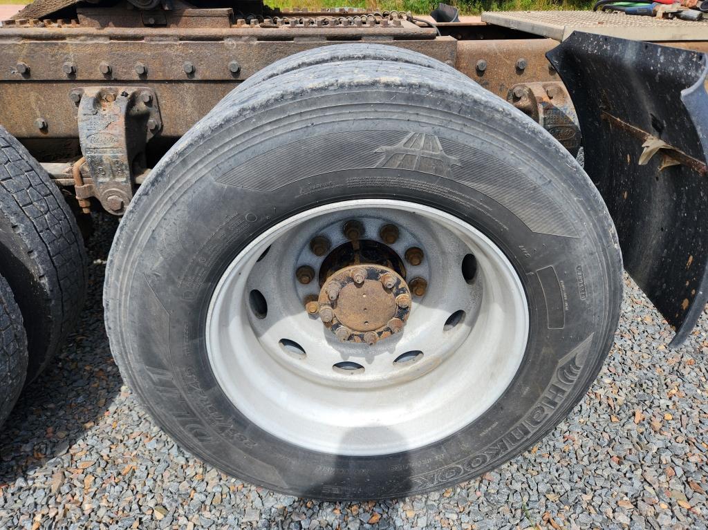 2001 Peterbilt 379 Sleeper Truck Tractor