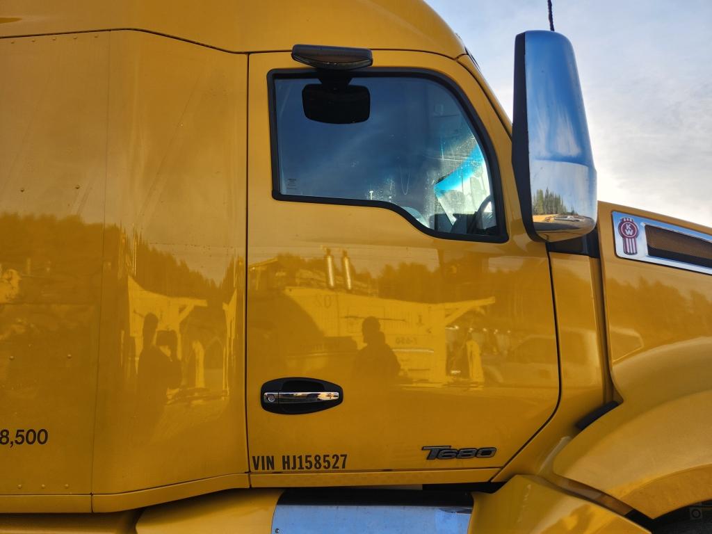 2017 Kenworth 680 Sleeper Cab Truck Tractor