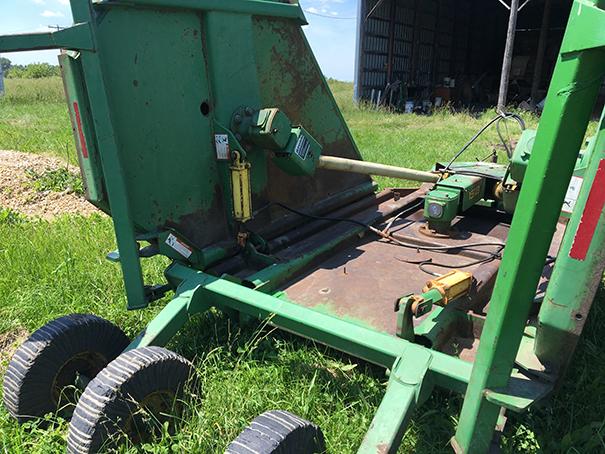 JD 1518 Batwing Rotary Cutter, 1000 PTO, Laminated Wheels, Good Working Condition.