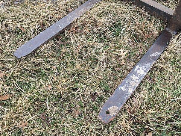 Skid steer attach pallet forks