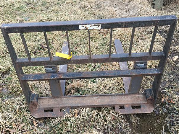 Skid steer attach pallet forks