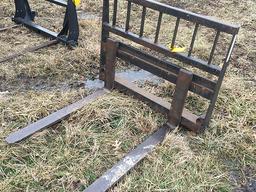Skid steer attach pallet forks