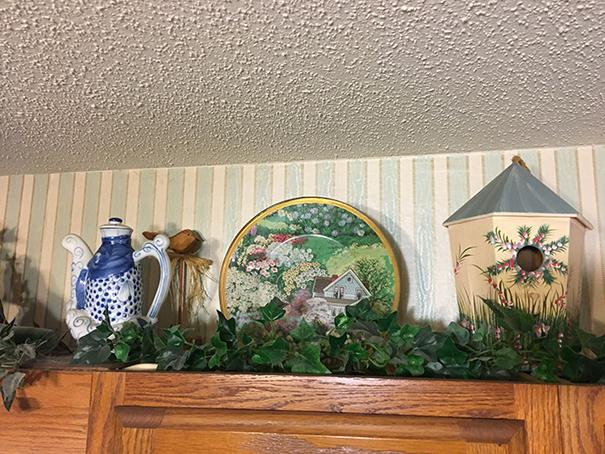 Collection of birdhouses and dÅ½cor as shown