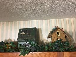 Collection of birdhouses and dÅ½cor as shown