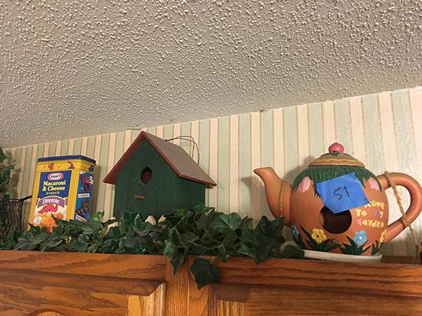 Collection of birdhouses and dÅ½cor as shown