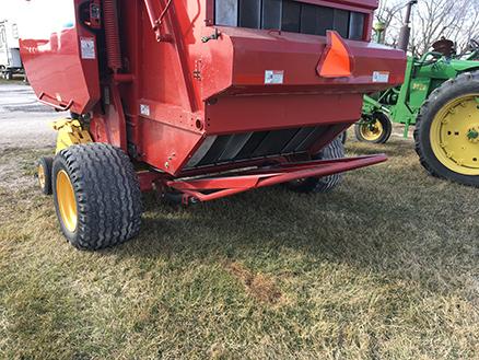 New Holland BR7090 Round Baler