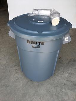 Rubbermaid Commercial Grade Brute Trash Can on Castors