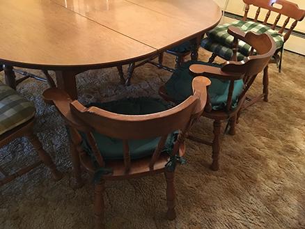 Wooden Dinning Room Table w/  6 Chairs & 2 Extra Non Matching Chairs