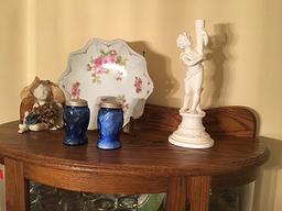 Nice Modern Style Oak Curio Cabinet & Various Glassware
