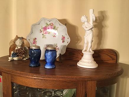 Nice Modern Style Oak Curio Cabinet & Various Glassware