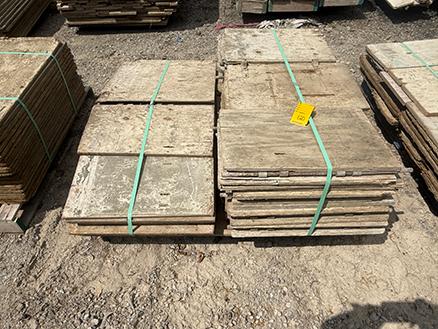Lot of (30) 2 ft. Tall Corner Forms
