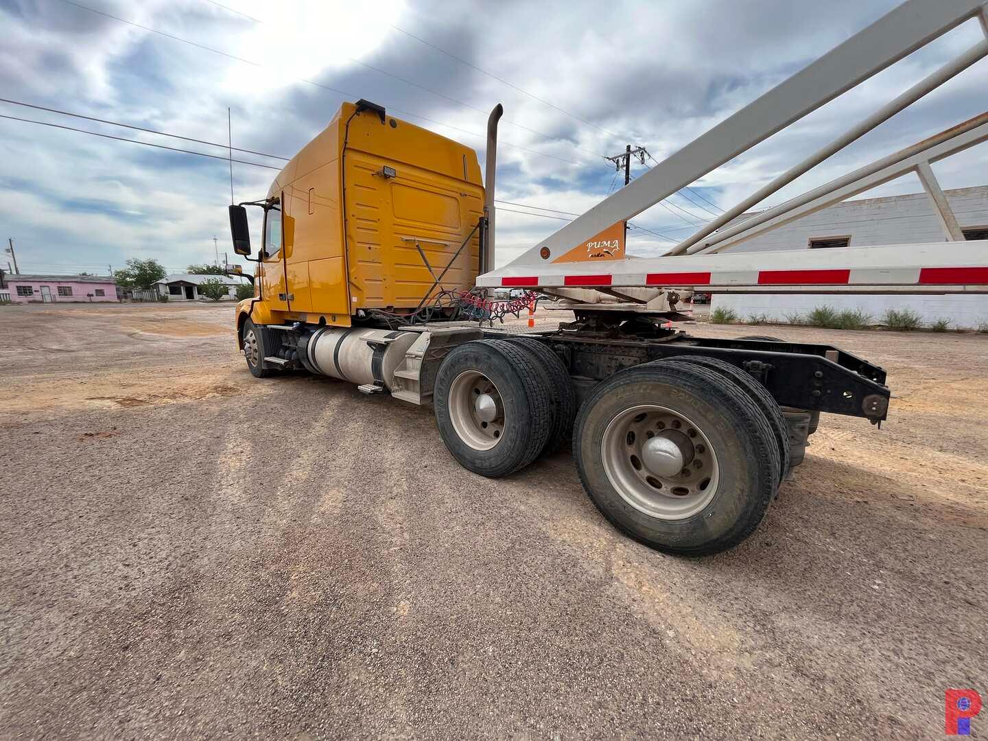 2012 VOLVO  T/A SLEEPER TRUCK TRACTOR ODOMETER READS 420,071 MILES, METER R