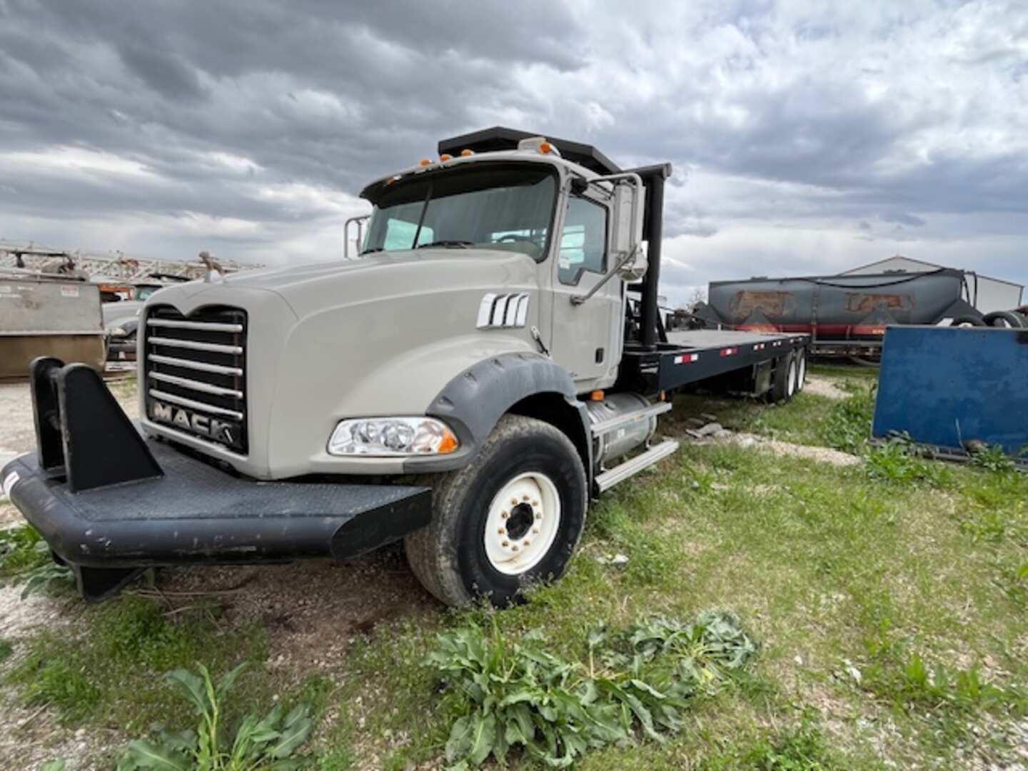 2009 MACK GU813 T/A P/B MACK MP7-51807 DIESEL ENG., MAXITORQUE 10 SPD TRANS