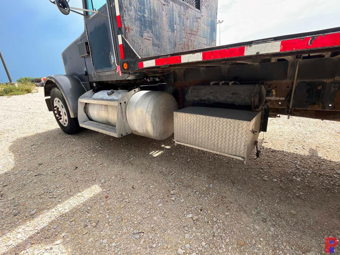 2003 PETERBILT 378 T/A DAYCAB FLATBED TRUCK
