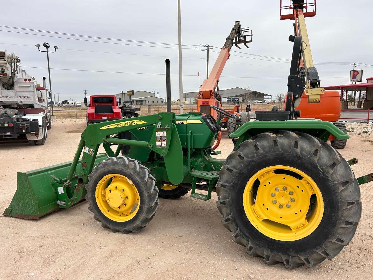 2014 JOHN DEERE 5065E 4X4 TRACTOR W/ LOADER
