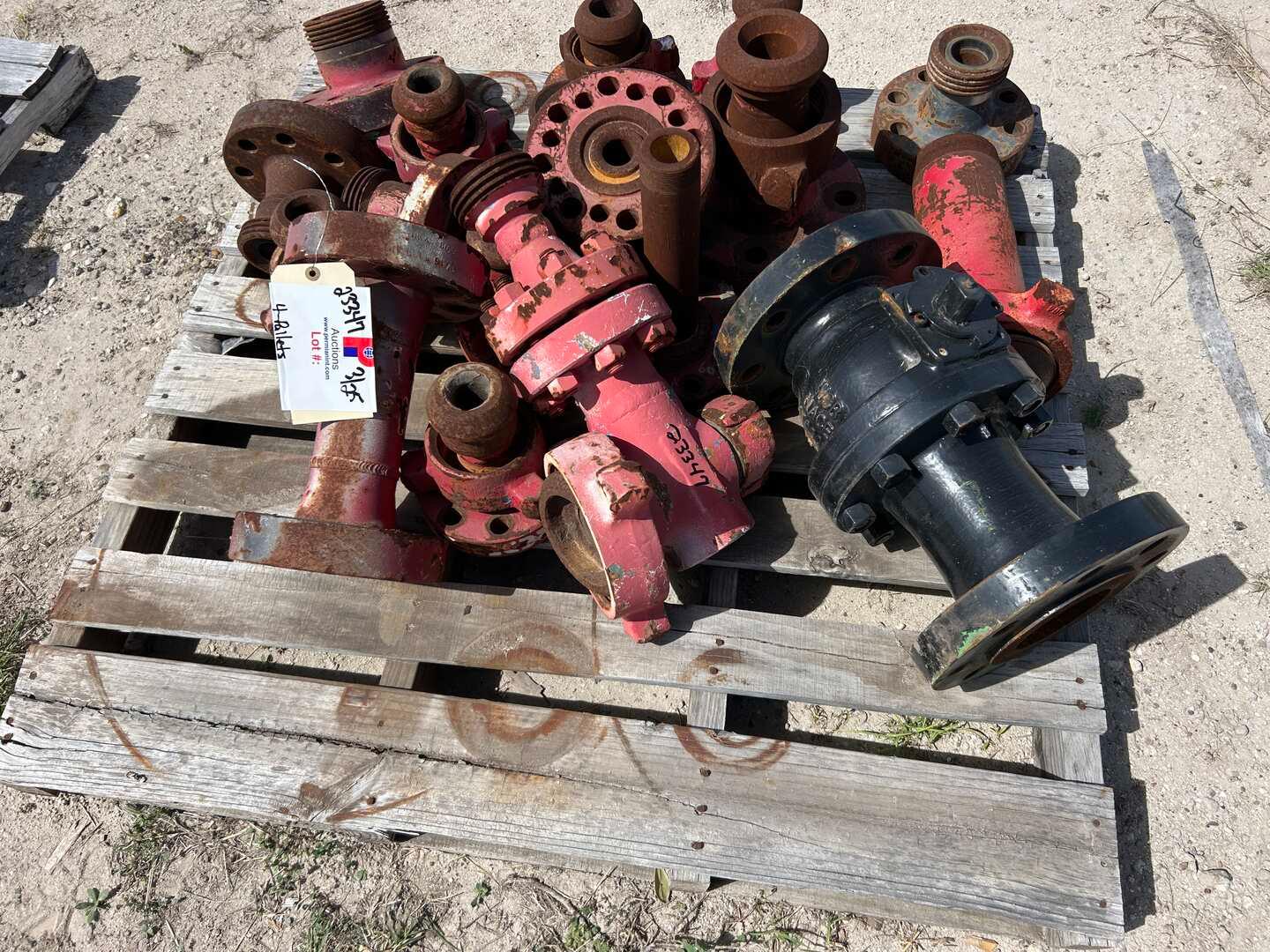 (4) PALLETS (1) W/ BALON 600 SERIES NACE 4 X 4" BALL VALVE, WECO FLANGE ADAPTERS, (1) W/ 4" FIG 206