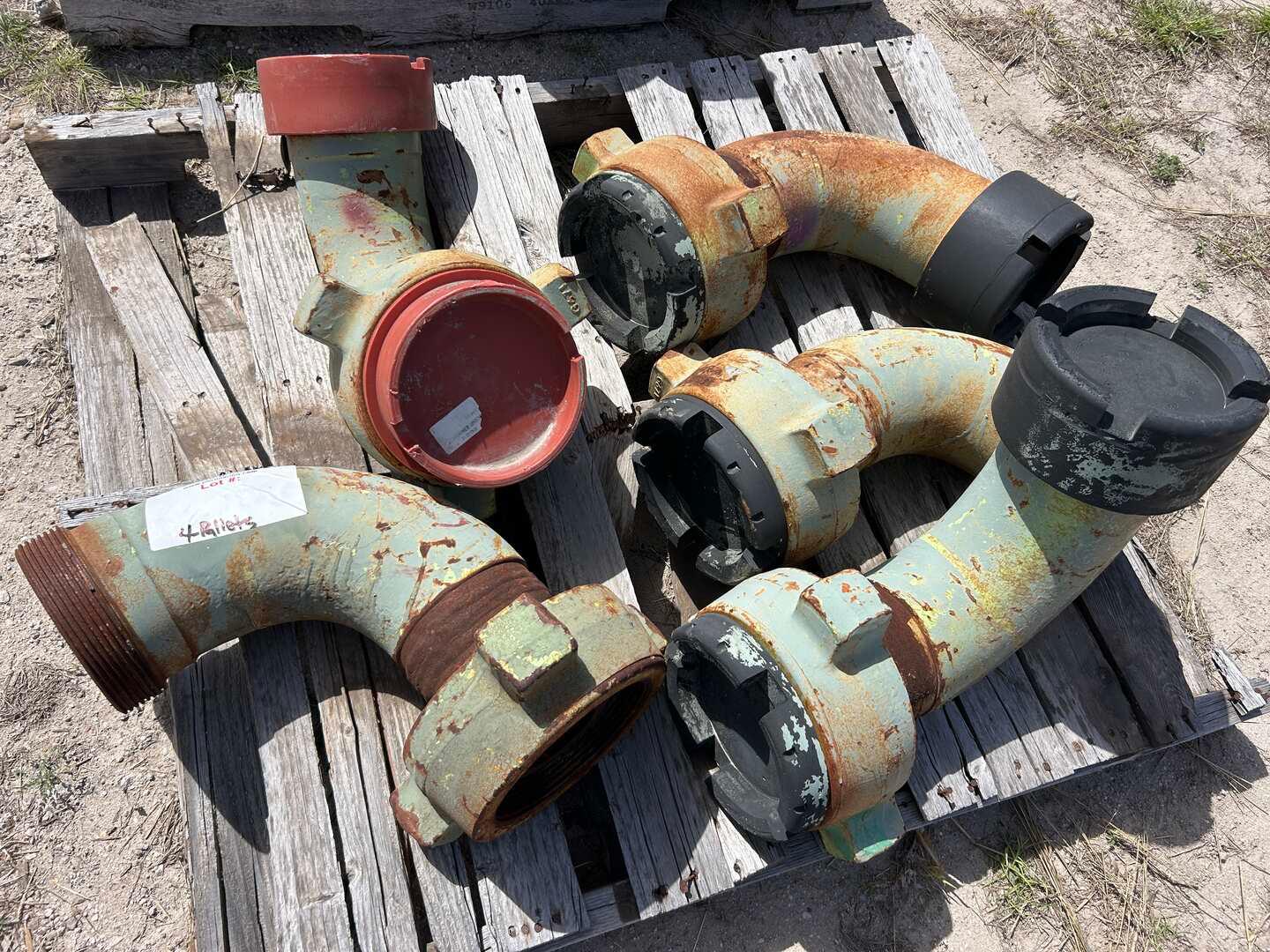 (4) PALLETS (1) W/ BALON 600 SERIES NACE 4 X 4" BALL VALVE, WECO FLANGE ADAPTERS, (1) W/ 4" FIG 206