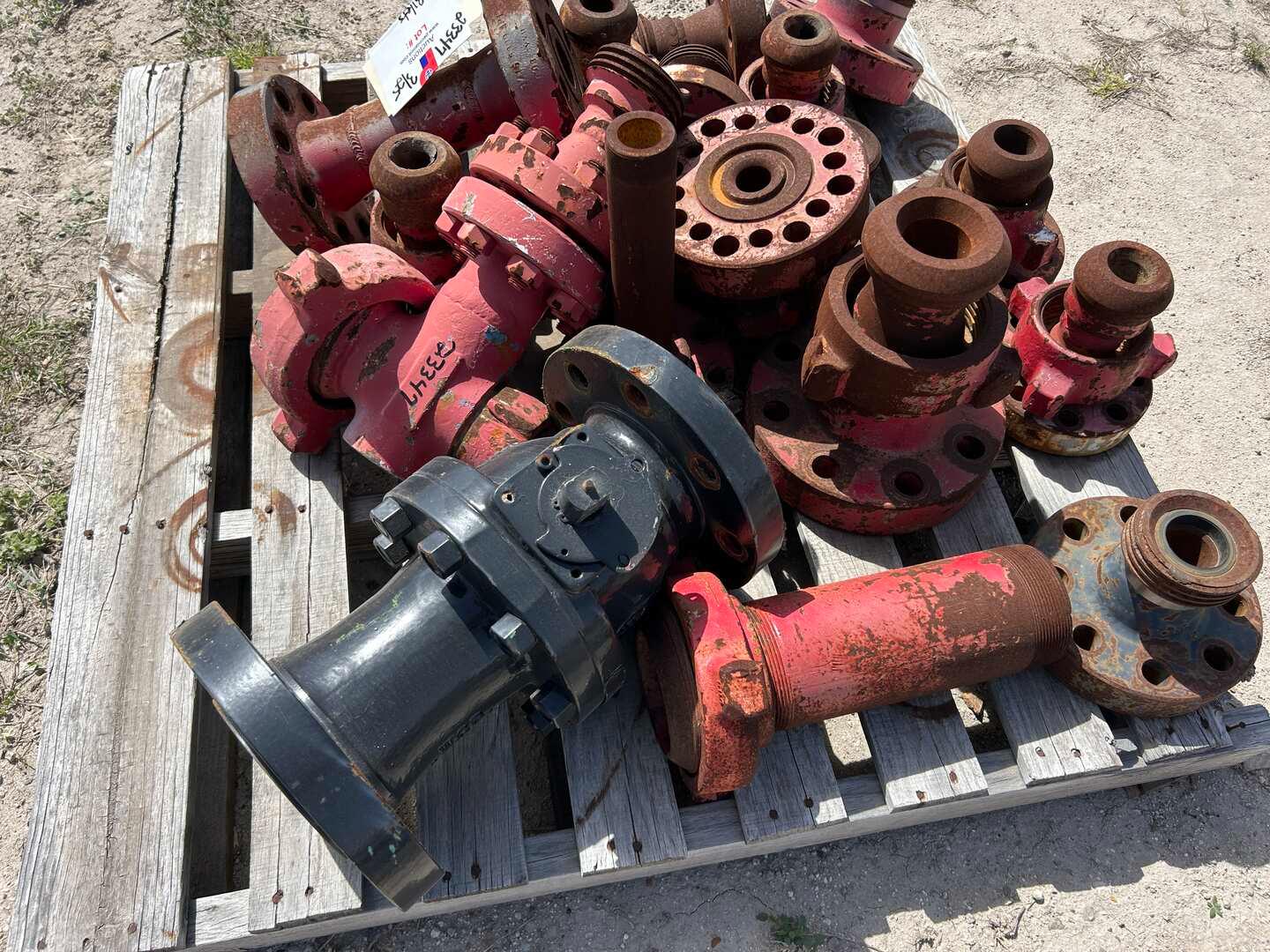 (4) PALLETS (1) W/ BALON 600 SERIES NACE 4 X 4" BALL VALVE, WECO FLANGE ADAPTERS, (1) W/ 4" FIG 206