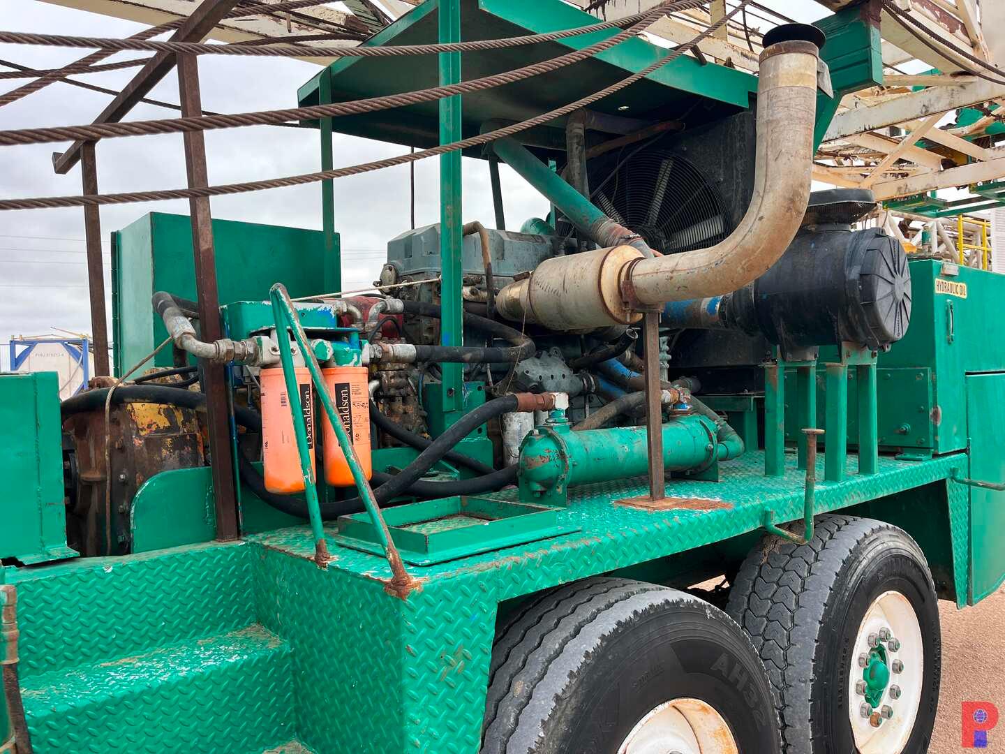 PENGO / HENDRICKSON BACK IN WELL SERVICE RIG MTD ON 5-AXLE CARRIER