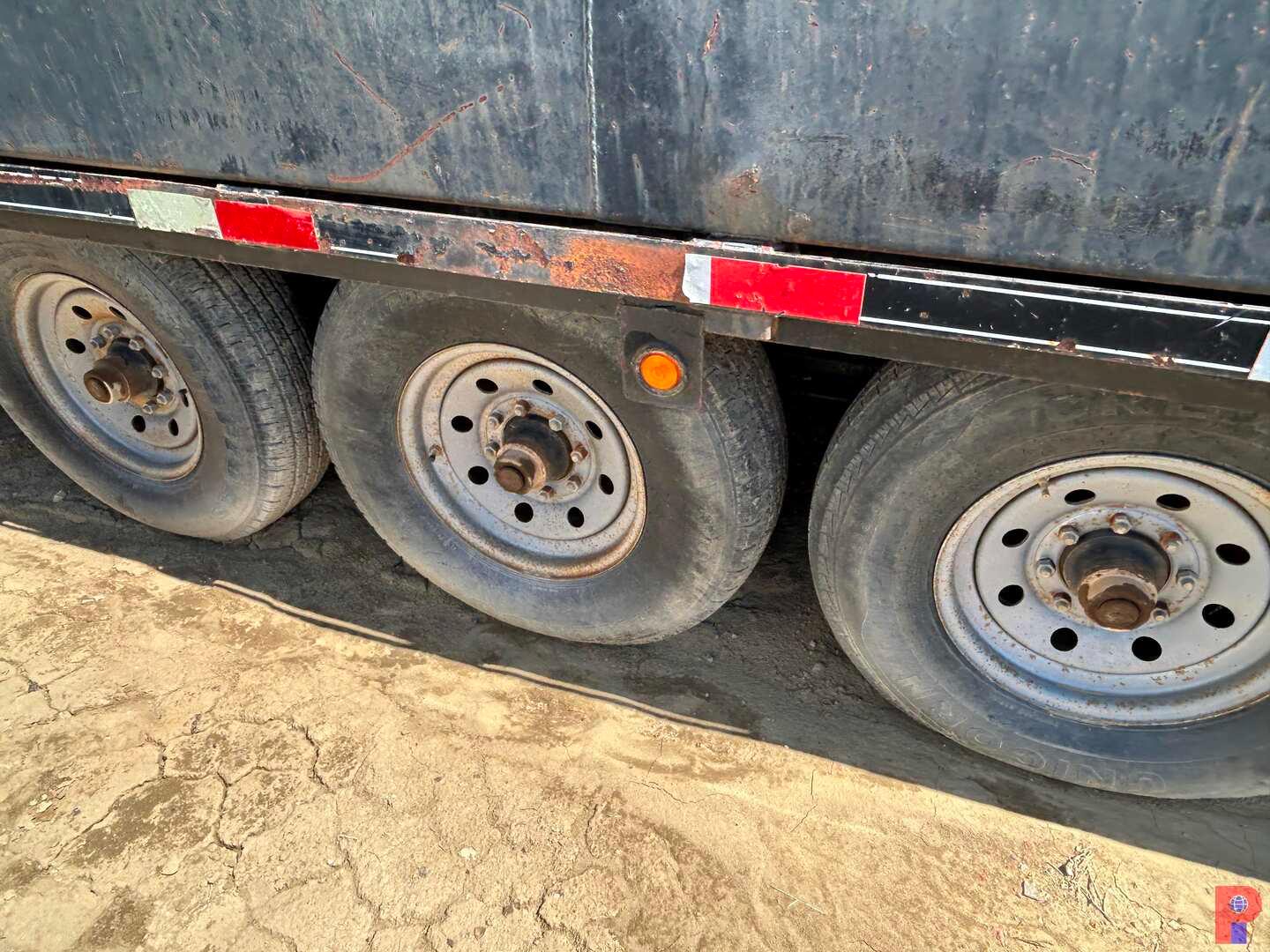 2004 TITAN 25'TRI- AXLE GN DOGHOUSE TRAILER