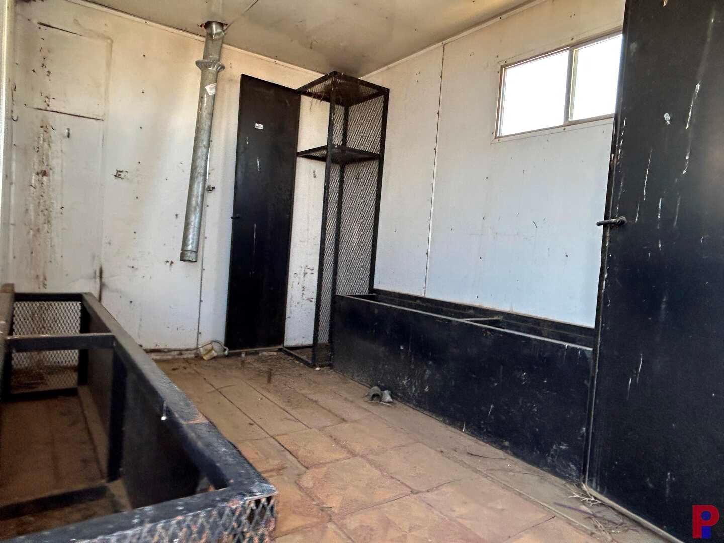 2004 TITAN 25'TRI- AXLE GN DOGHOUSE TRAILER