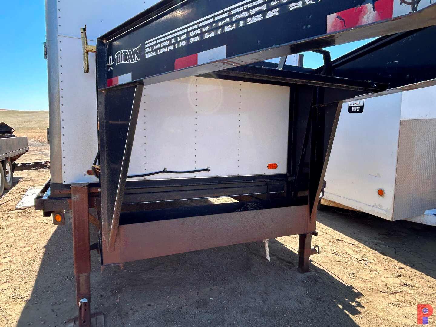 2004 TITAN 25'TRI- AXLE GN DOGHOUSE TRAILER