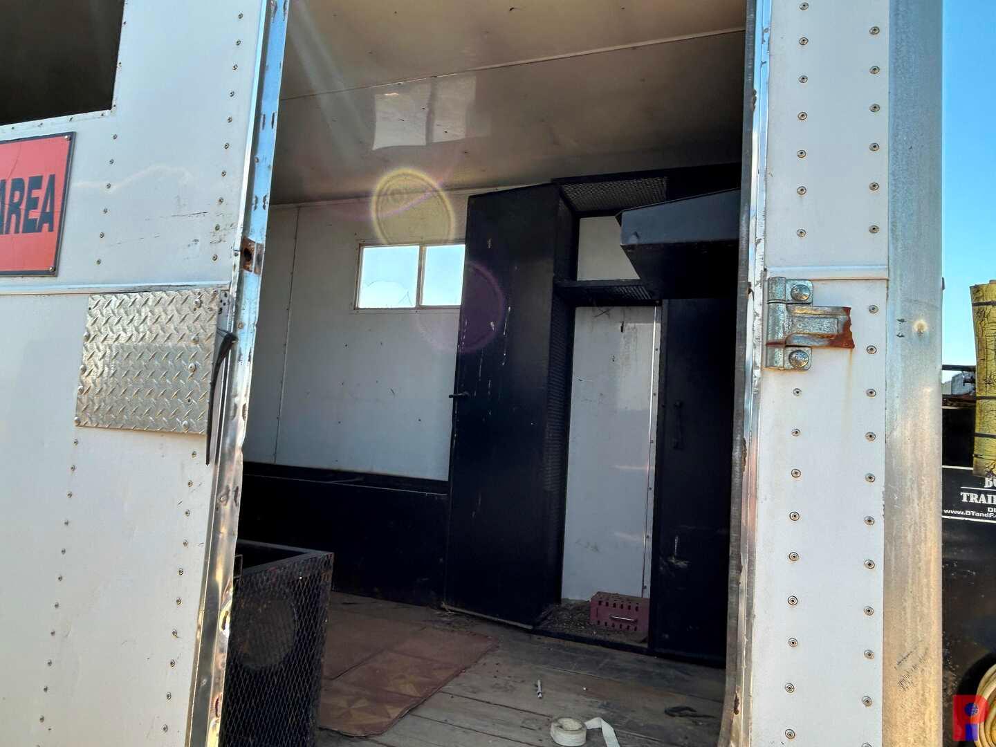 2004 TITAN 25'TRI- AXLE GN DOGHOUSE TRAILER