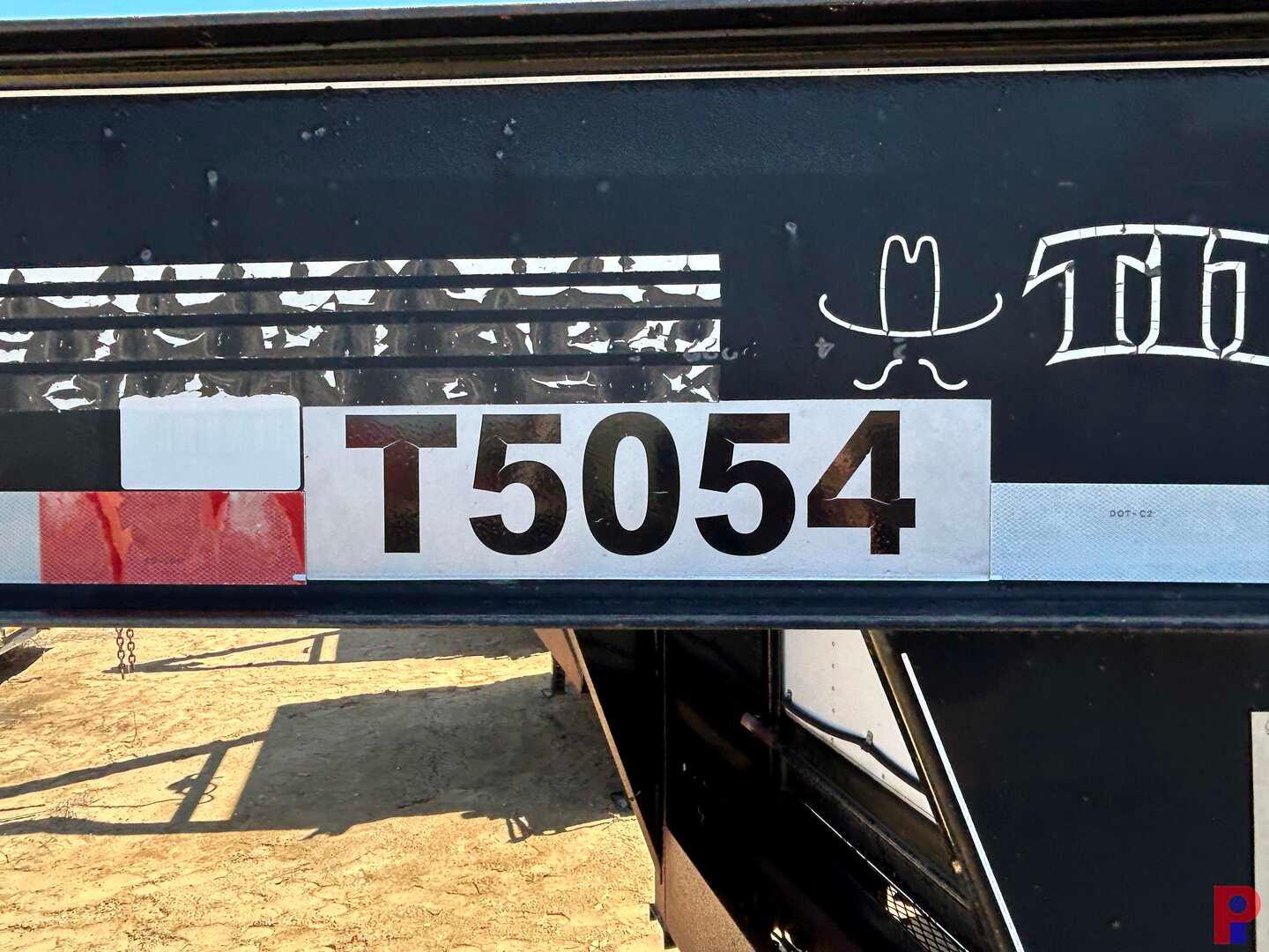 2004 TITAN 25'TRI- AXLE GN DOGHOUSE TRAILER