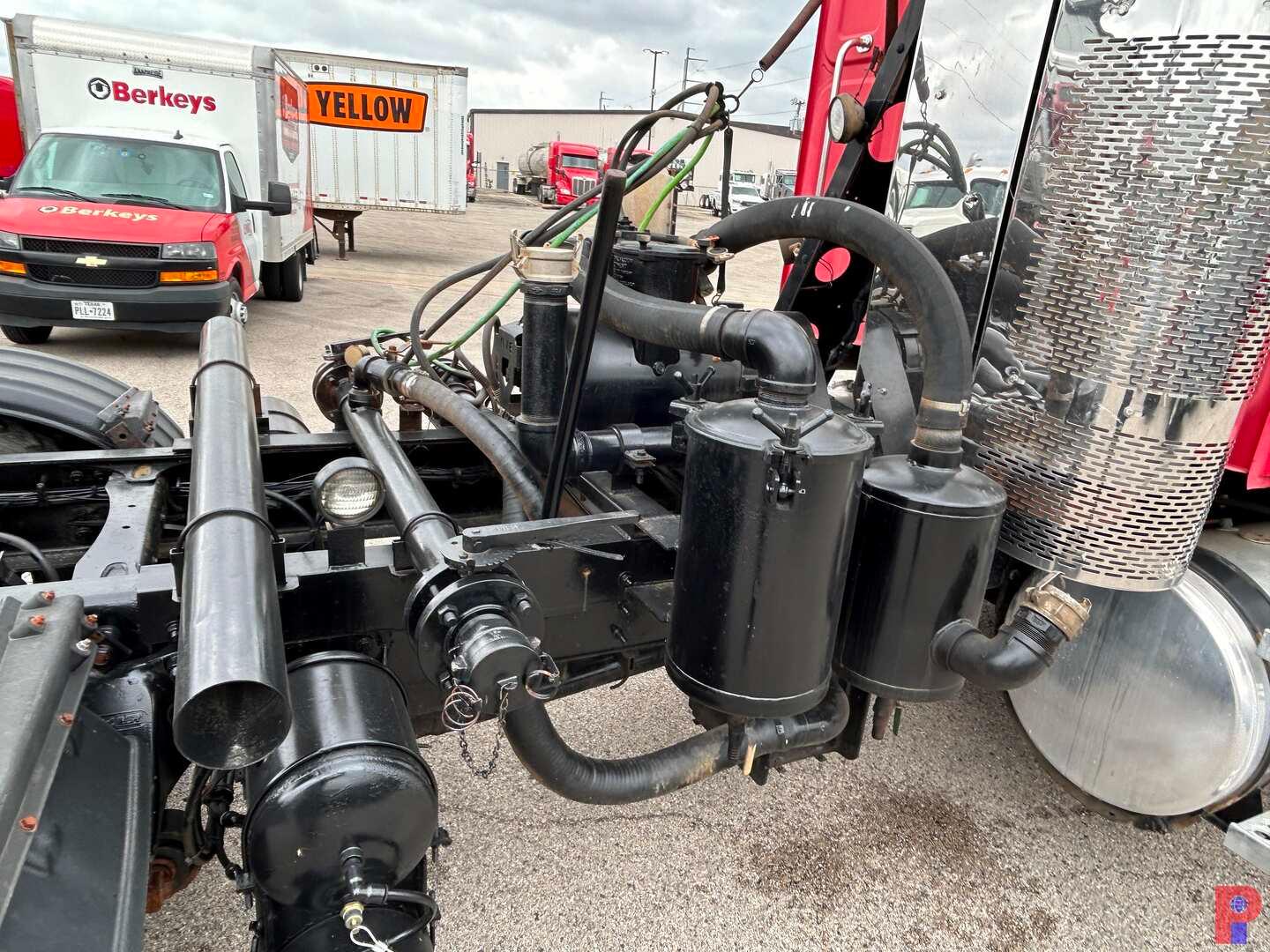 2011 WESTERN STAR 4900 FA T/A VACUUM TRUCK TRACTOR
