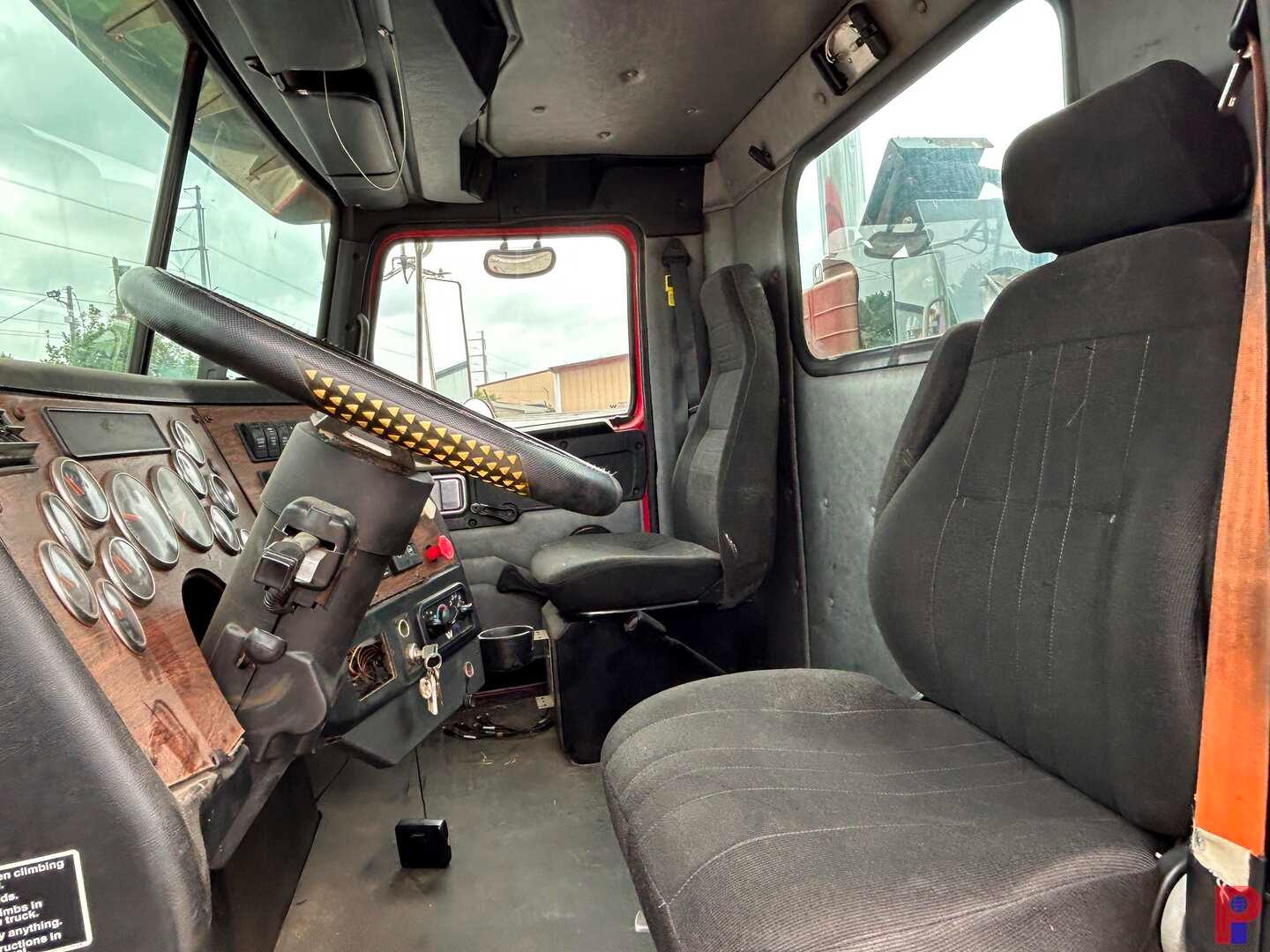 2011 WESTERN STAR 4900 FA T/A VACUUM TRUCK TRACTOR