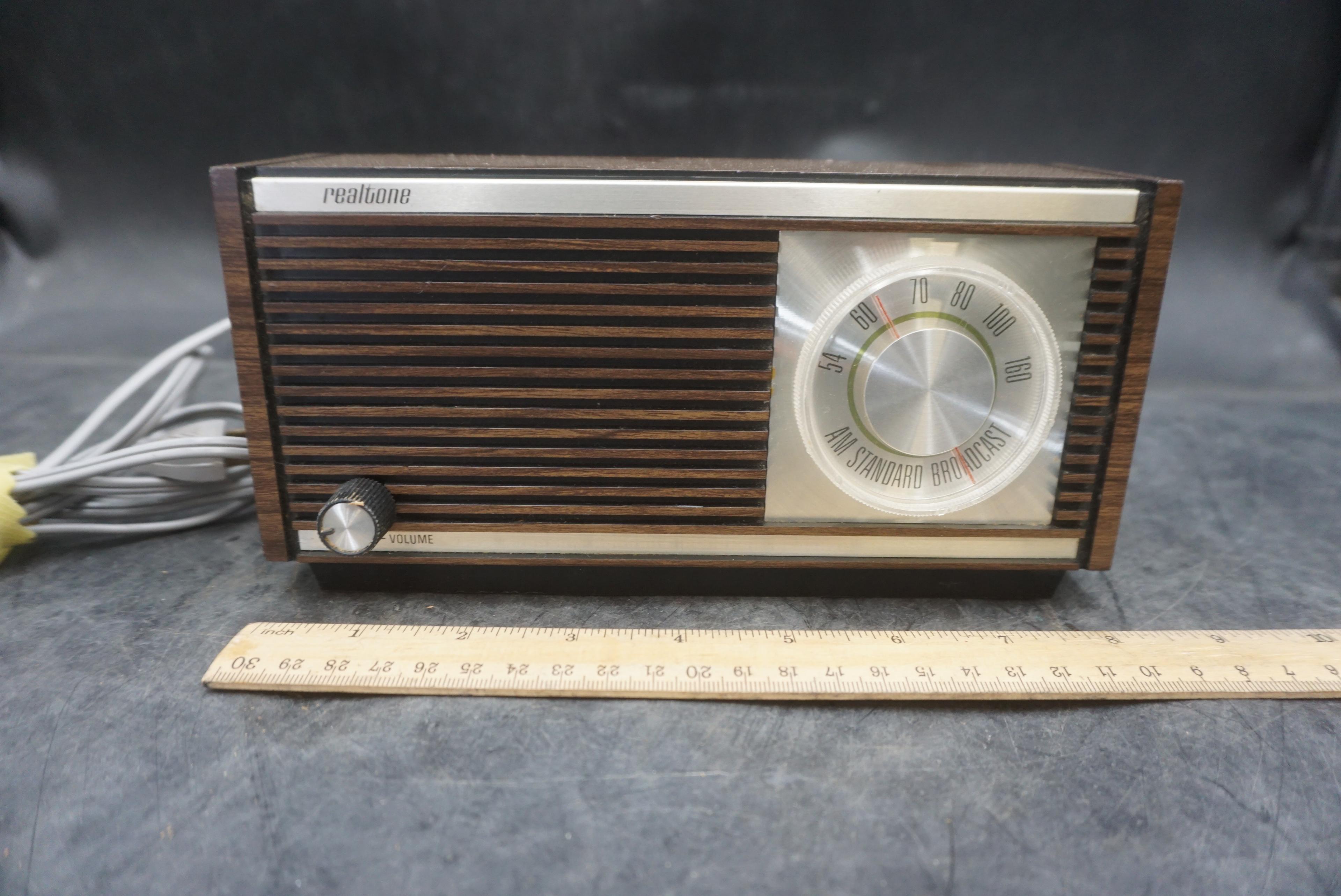 Realtone Model 3120 A.M. Radio