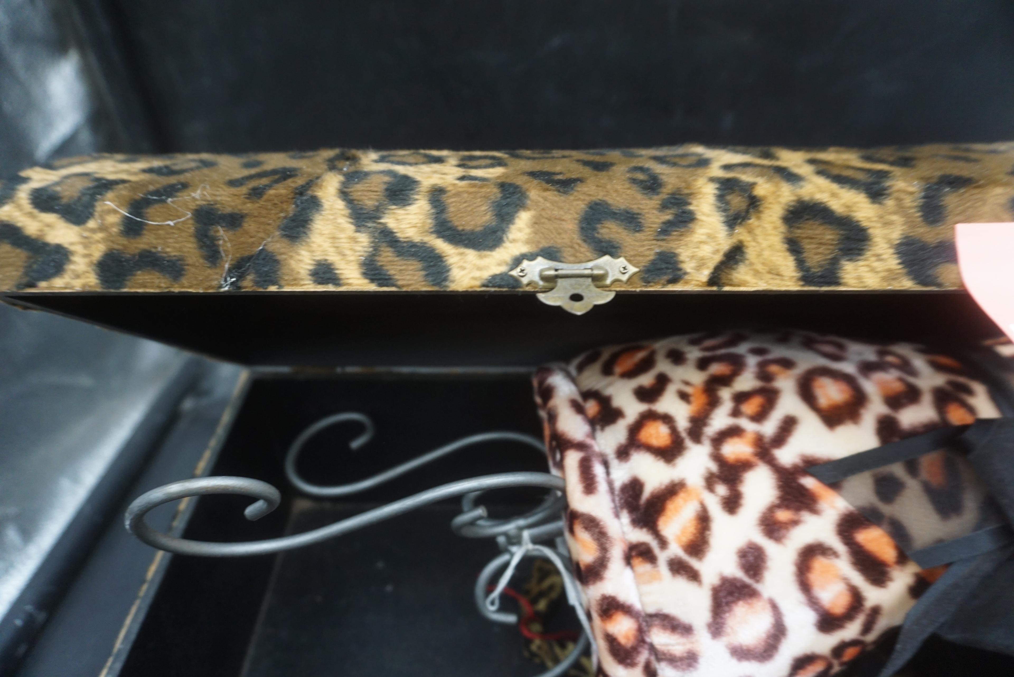 Cheetah Print Trunk, Headband, Slap Bracelet & Mini Mannequin