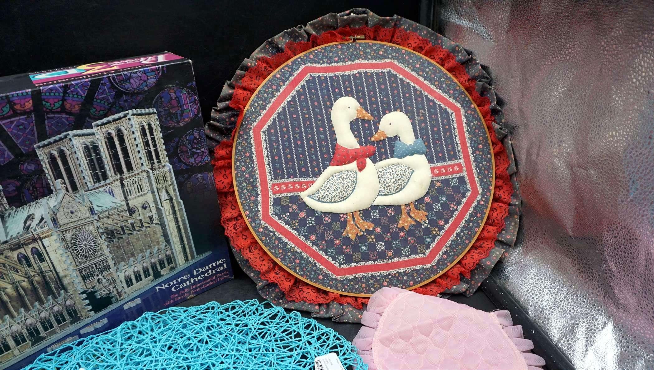 Plate Chargers, Goose Wall Decor & Puzz 3D Notre Dame Cathedral