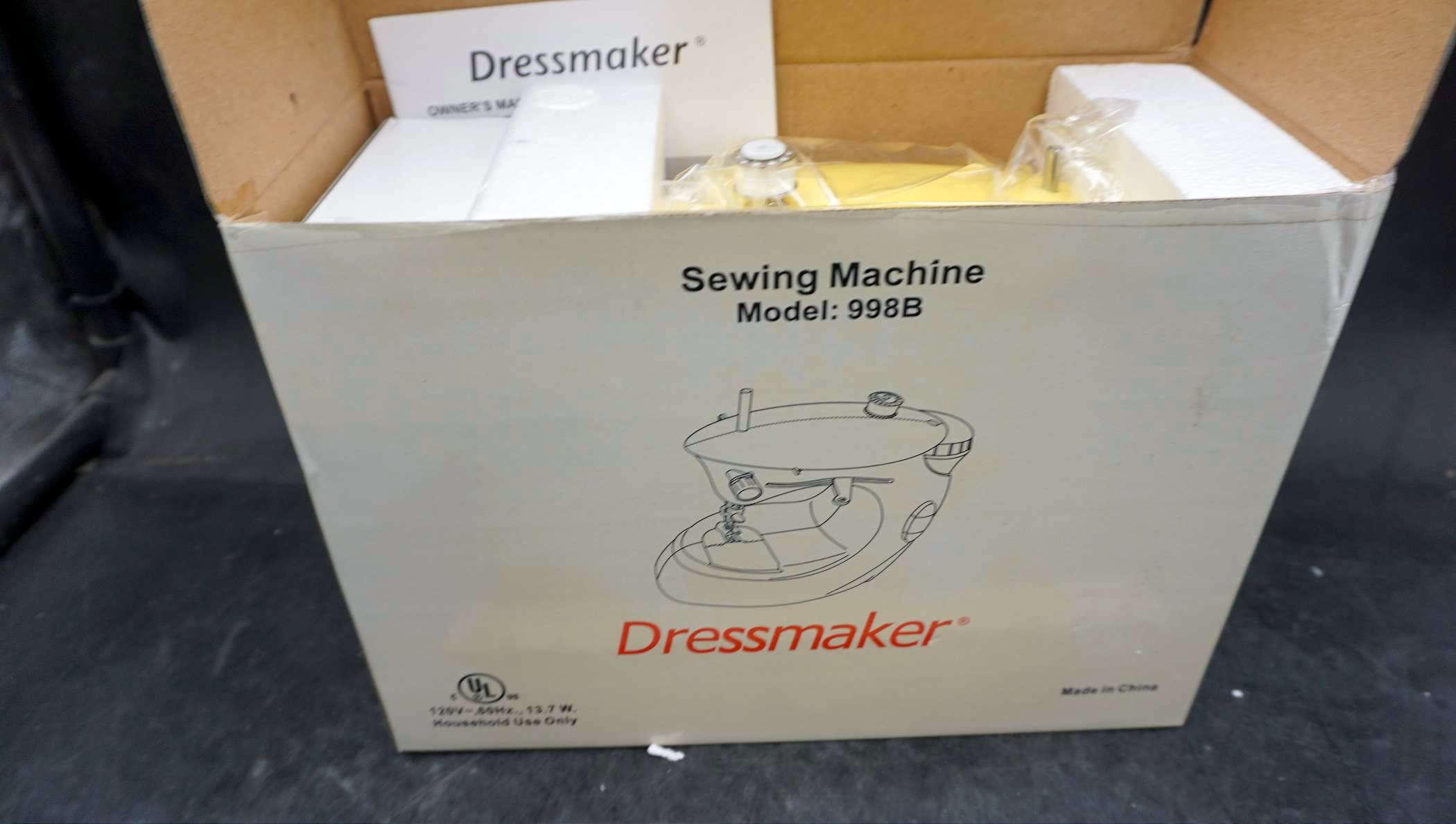 Dressmaker Sewing Machine Model: 988B