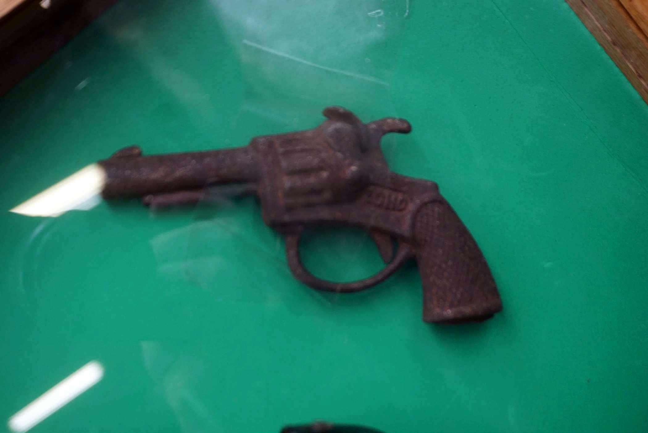 Display Case W/ 3 Toy Guns - Bang-O, Davy Crockett & Other