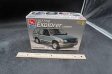 Amt 1997 Ford Explorer Limited Model Kit